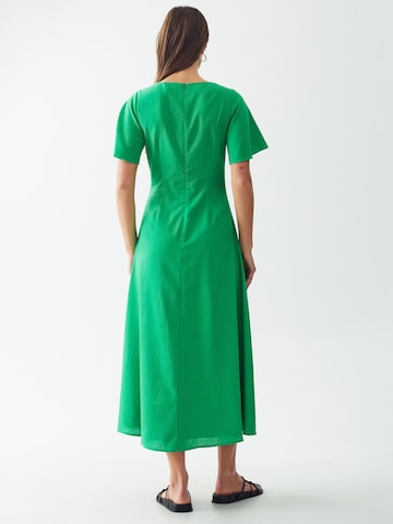 Calli Klänning 'TASHI' i grön: baksida