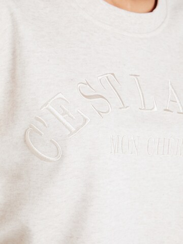 Hailys Sweatshirt 'Ch44eri' in Beige