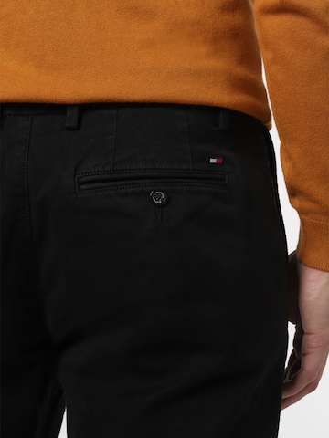 TOMMY HILFIGER - Regular Calças chino 'Denton' em preto