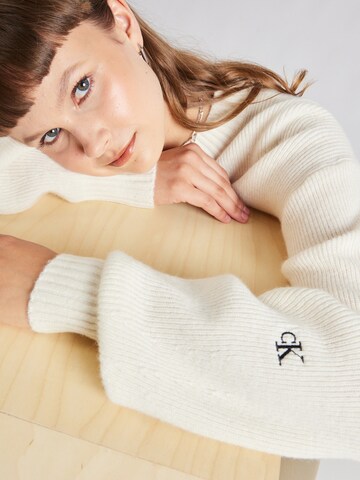 Calvin Klein Jeans - Pullover em branco