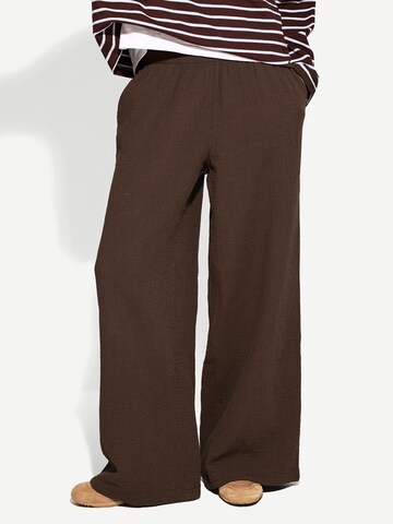 Bershka Wide leg Trousers in Brown: front