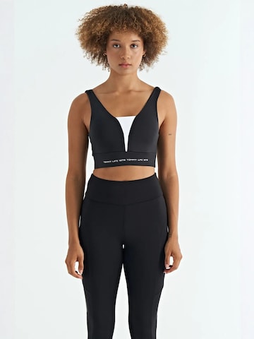 Haut de sport Tommy Life en noir : devant