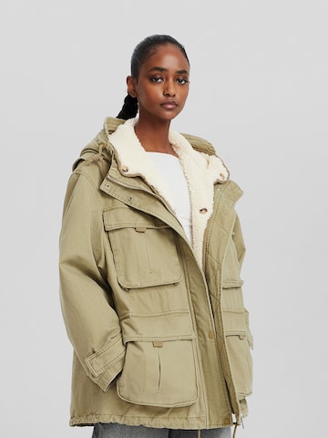 Parka de iarnă de la Bershka pe verde: față