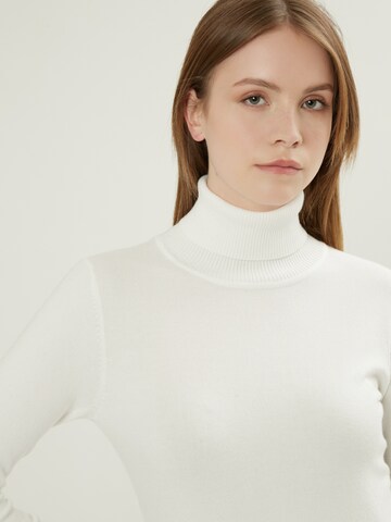Influencer Pullover in Weiß