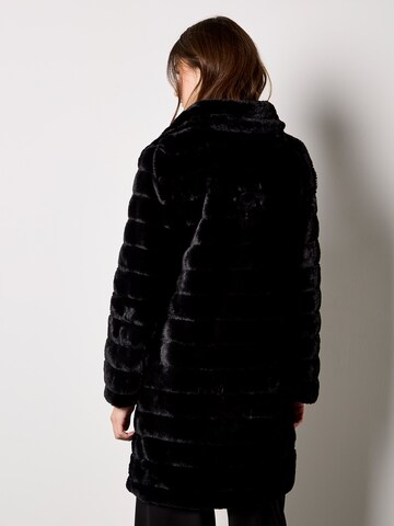Apricot Wintermantel in Zwart