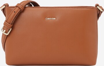 Borsa a tracolla 'Must' di Calvin Klein in marrone