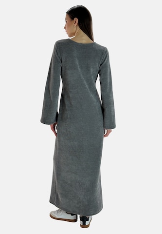 Abito di Elara in grigio