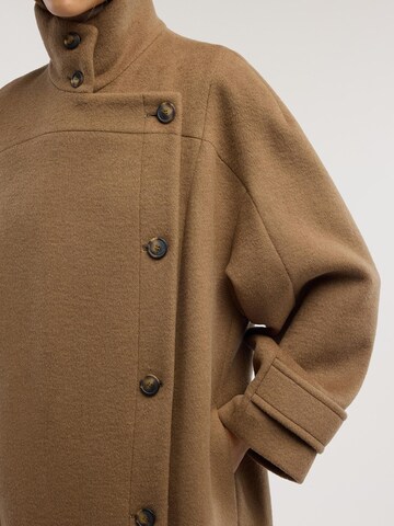 Cappotto invernale di Trussardi in marrone
