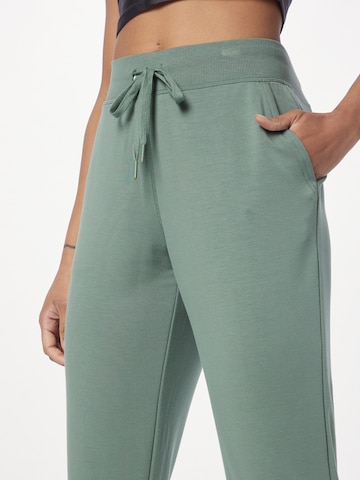 Effilé Pantalon de sport SKECHERS en vert