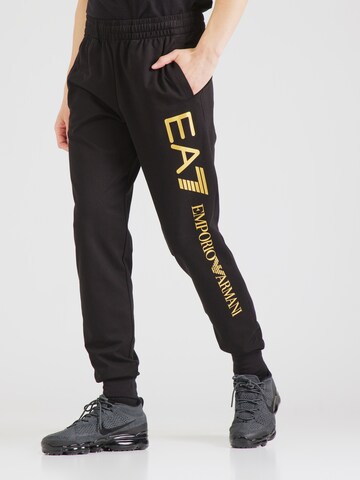 Tapered Pantaloni di EA7 Emporio Armani in nero: frontale