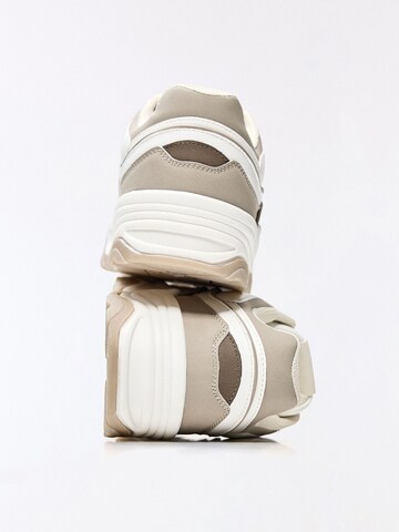 Bershka Rövid szárú sportcipők 'BAMBA STREET' - fehér