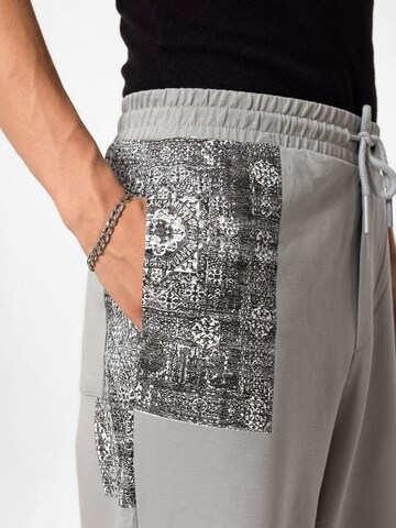 Loosefit Pantaloni di VAMOS CLO in grigio