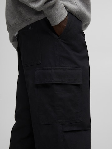 Pull&Bear Regularen Kargo hlače | črna barva