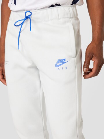 Nike Sportswear Szabványos Nadrág 'AIR' - szürke