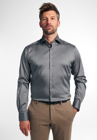 Coupe regular Chemise business ETERNA en gris : devant