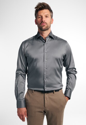 Coupe slim Chemise ETERNA en gris : devant