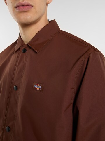 DICKIES Regular Fit Overgangsjakke 'Oakport Coach' i brun