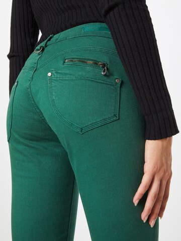 FREEMAN T. PORTER Skinny Spodnie 'Alexa' w kolorze zielony