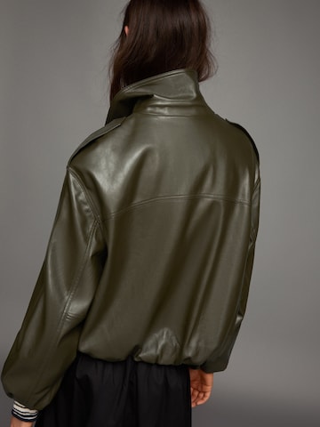 Bershka Prehodna jakna | zelena barva