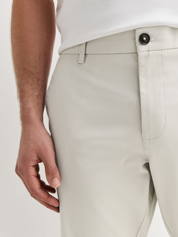 Coupe slim Pantalon chino Next en blanc
