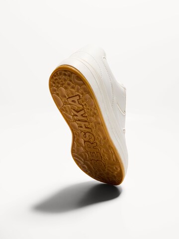 Sneaker low de la Bershka pe alb