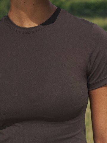 self. Тениска в кафяво