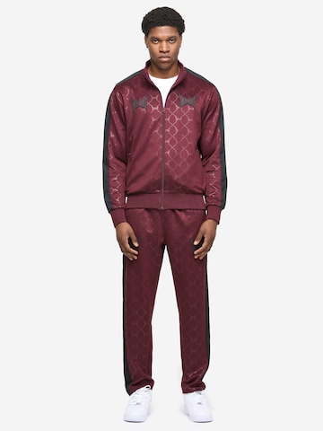 Tapout Treenipuku 'Punkass Track' värissä punainen: etupuoli