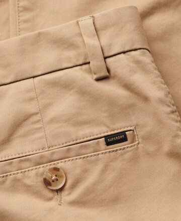 Coupe slim Pantalon chino Superdry en beige