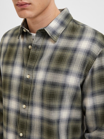 SELECTED HOMME Regular fit Button Up Shirt 'Robin' in Green