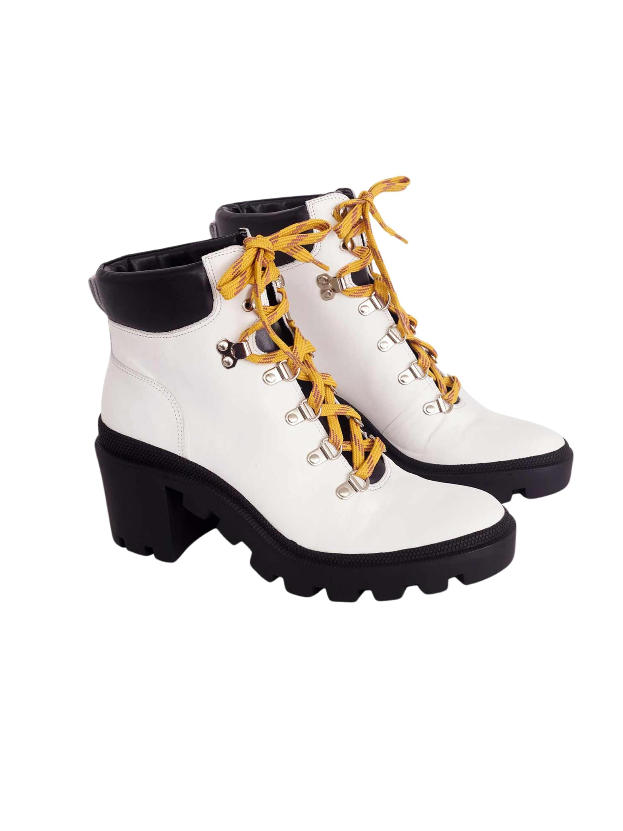 Mangara Atelier - Botas de tobillo 'Aracis' en blanco