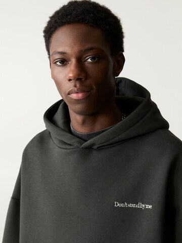 Pull&Bear Sweatshirt 'OUT OF THE OFFICE' i grön