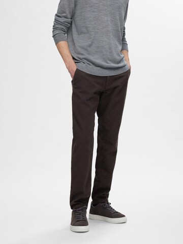 SELECTED HOMME Slim fit Chino trousers in Brown: front