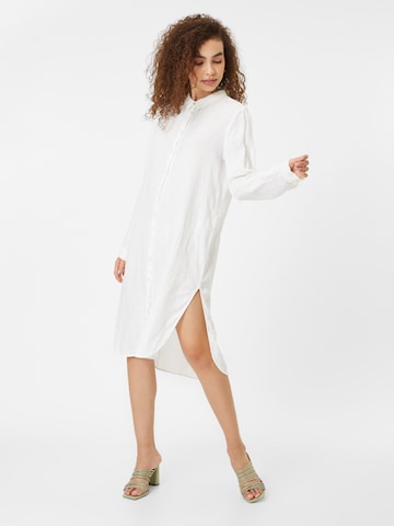 COMMA - Vestido camisero en blanco: frente