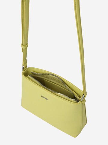 Sac à bandoulière 'MUST' Calvin Klein en jaune