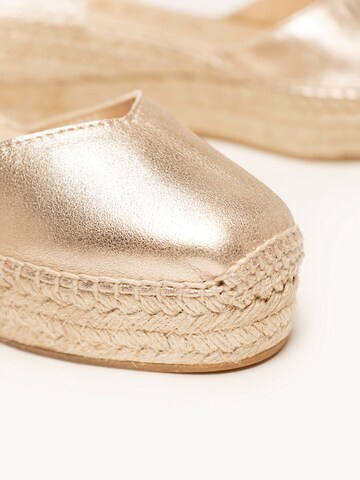 Alhamas Sandaal 'Alpargata Cuña 6 cm' in Goud