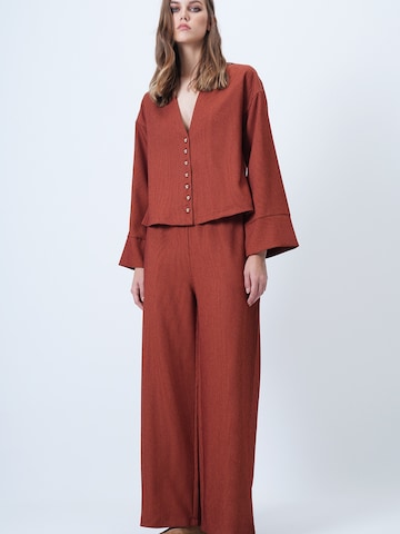 Trend Alaçatı Stili Ταγέρ με παντελόνι σε κόκκινο: μπροστά