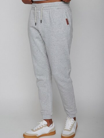 GREENBOMB Tapered Broek in Grijs: voorkant