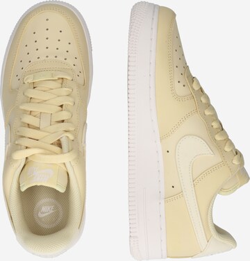 Nike Sportswear Matalavartiset tennarit 'AIR FORCE 1' värissä keltainen