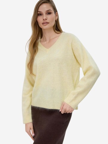 BELLEMERE NEW YORK Pullover 'Pullover aus gebürsteter Seide und Kaschmir mit V-Ausschnitt'‌‌‌‌‌ in Gelb: Vorderseite