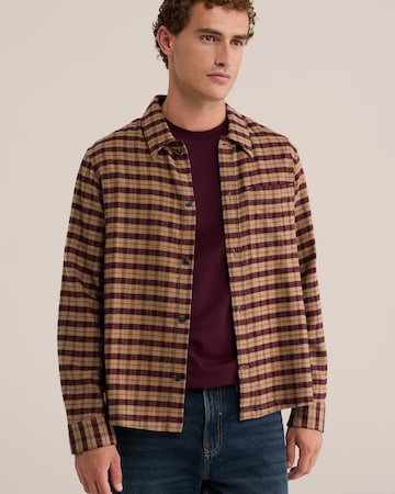 WE Fashion - Ajuste confortable Camisa en marrón: frente