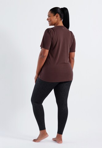 Q by Endurance Performance shirt in Brown