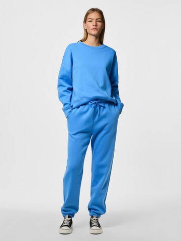 PIECES Tapered Παντελόνι 'PCCHILLI' σε μπλε