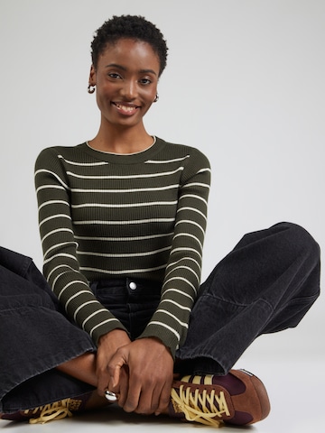 PIECES - Jersey en verde: frente