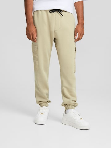 Bershka Tapered Cargo Pants in White: front