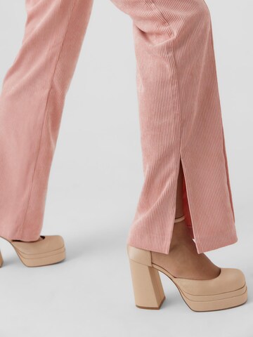 Vero Moda Collab - Pierna ancha Pantalón 'Kae' en rosa