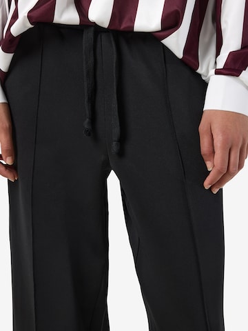 Noisy may Loosefit Hose 'NMRIBBON' in Schwarz