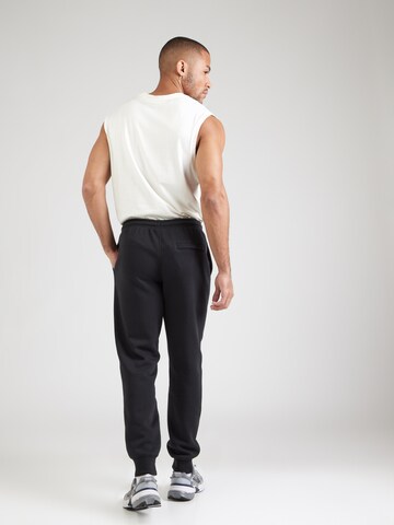 Tapered Pantaloni 'CLUB' de la Nike Sportswear pe negru