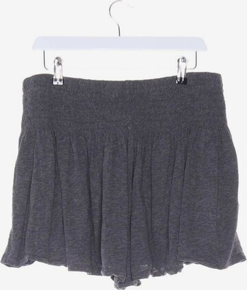 Juvia Bermuda / Shorts L in Grau