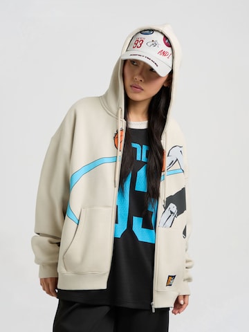 Hanorac de la AND1 pe bej: față