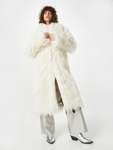 WEEKDAY Χειμερινό παλτό 'Mia' σε λευκό: μπροστά